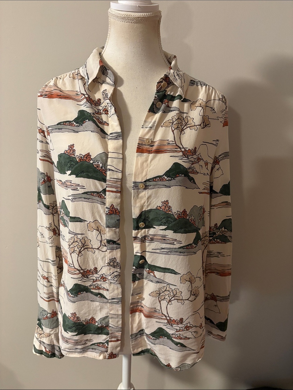 Wilfred 100% Silk Oversized Cream Scenic Printed Button-Up Long Sleeve Shirt. XS